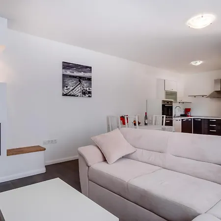 Mirna Апартаменты Нерезине