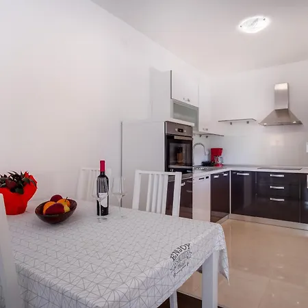 公寓 Mirna 内里吉恩